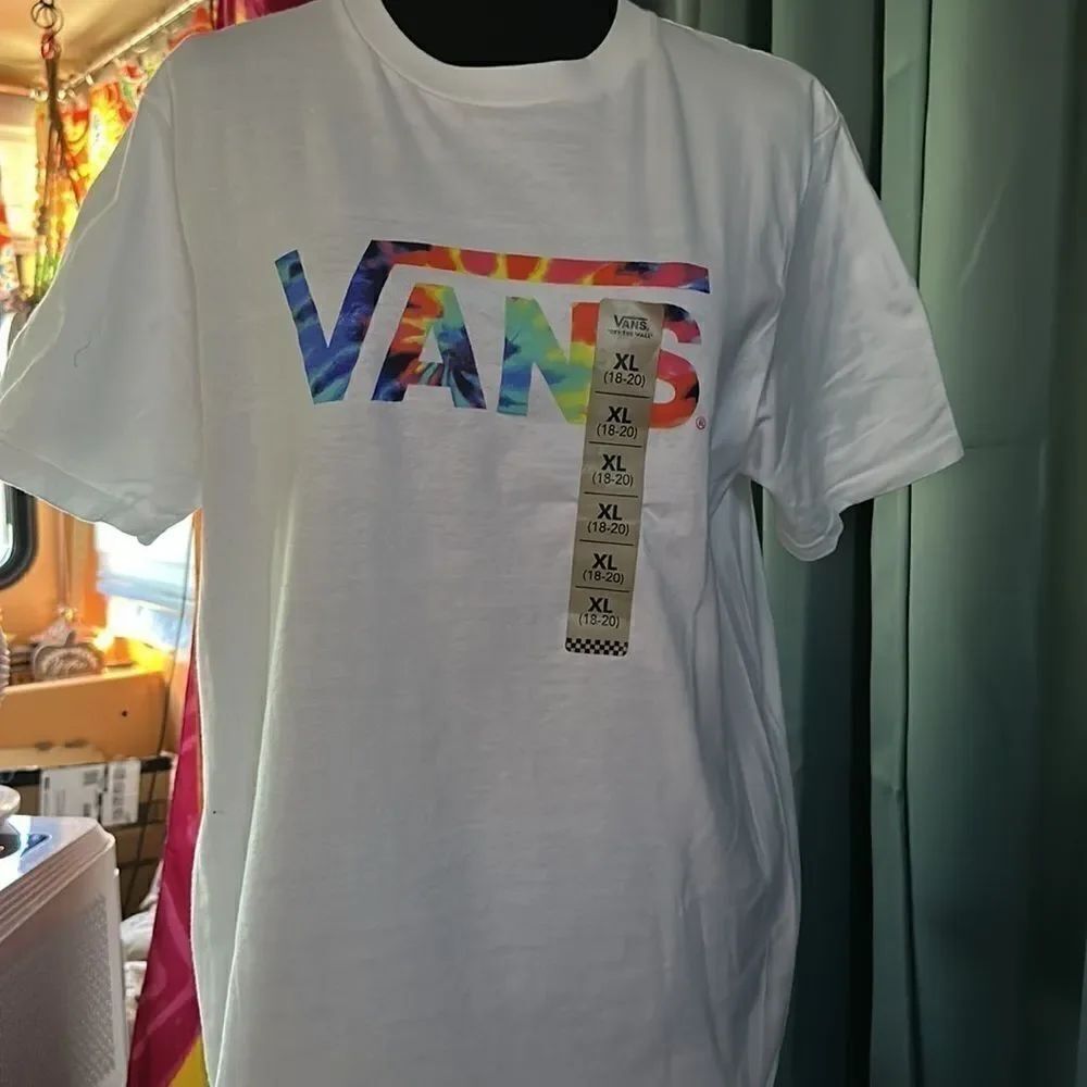 Nwt VANS Round ribbed neckline, Logo on front, Short sleeves SZ XL